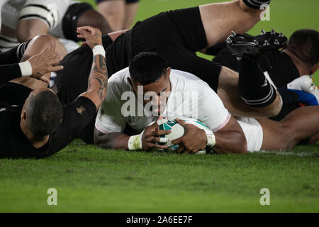 Yokohama, Japan. 26 Okt, 2019. Manu Tuilagi von England zählt einen versuchen Sie, während der Rugby World Cup Halbfinale zwischen England und Neuseeland in der Präfektur Kanagawa, Japan, am 26. Oktober 2019. International Stadium Yokohama. Credit: Cal Sport Media/Alamy leben Nachrichten Stockfoto