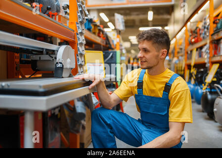 Builder Auswahl Kreissäge in Hardware Store Stockfoto