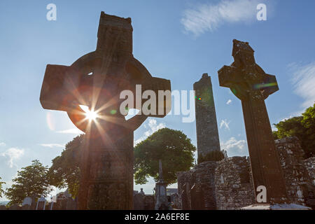 Sonnenuntergang hinter dem Muiredach Cross in Monasterboice, Republik von Irland. Stockfoto