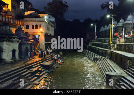 Pashupatinath Tempel in Kathmandu (Nepal) ist ein Sacred Hindu Tempel bekannt für seine Open air 1943. Es ist neben der Bagmati River entfernt. Stockfoto