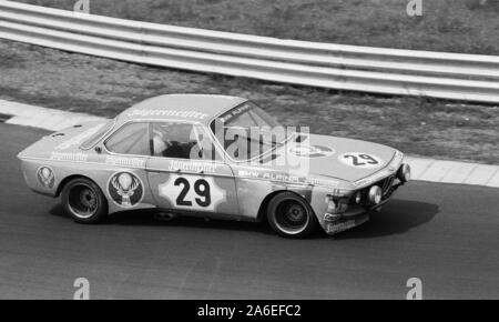 Niki Lauda in einem BMW Alpina 3,0 CSL bei einem Tourenwagen-Rennen in den 1970er Jahren auf dem Nürburgring Stockfoto