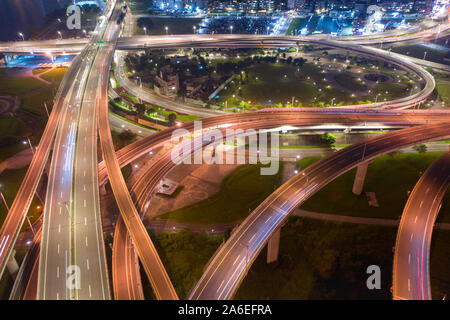 Taiwan, Taipei City, die schöne Drehungen und Windungen des Flusses, die die Himmel, Brücken, Stadt der schönen Landschaft. Stockfoto