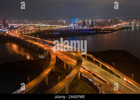 Taiwan, Taipei City, die schöne Drehungen und Windungen des Flusses, die die Himmel, Brücken, Stadt der schönen Landschaft. Stockfoto