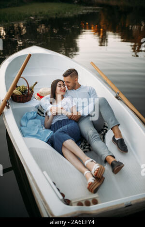 Liebe Paar liegen in einem Boot und Träumen Stockfoto