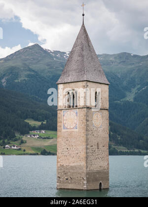 In der Nähe der berühmten Kirche Turm in den Reschensee / Reschen in Graun/Curon, Vinschgau / Venosta, Italien Stockfoto