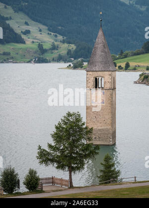 Leichte Luftaufnahme der berühmten Kirche Turm in den Reschensee / Reschen in Graun/Curon, Vinschgau / Venosta, Italien Stockfoto