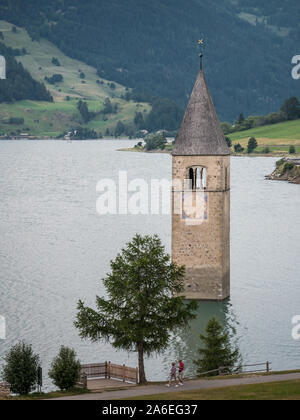 Leichte Luftaufnahme der berühmten Kirche Turm in den Reschensee / Reschen in Graun/Curon, Vinschgau / Venosta, Italien Stockfoto