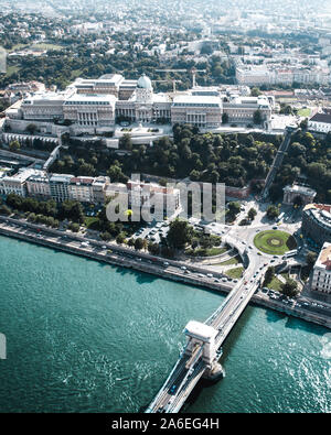 Luftaufnahme der Budaer Burg mit Szechenyi Kettenbrücke, Clark Adam Square. Königspalast der Budaer Burg und Budatunnel bei Sonnenaufgang an einem Sommermorgen Stockfoto