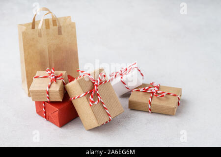 Geschenkboxen und Papier Shopping Bag auf hellgrauem Hintergrund. Schwarzer Freitag oder Cyber Monday verkauf Konzept. Weihnachten Vorbereitung. Stockfoto