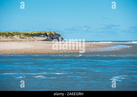 Scolt Head Island National Nature Reserve von holkham Strand auf der schmalen Brennen Flussmündung gesehen. North Norfolk Coast. East Anglia. England. UK. Stockfoto