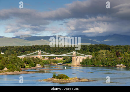 Menai Straits und hängebrücke zwischen Anglesey und North Wales Stockfoto