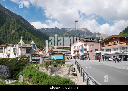 Blick über das Dorf Samnaun und die Duty-free-Shops, Schweiz Stockfoto