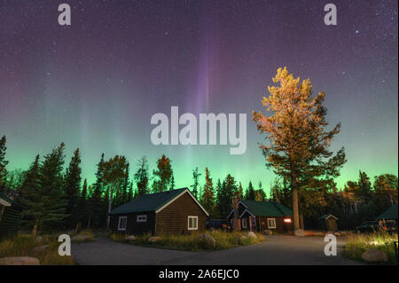 Aurora Borealis, Nordlichter über Ferienhaus aus Holz im Nationalpark Jasper, Kanada Stockfoto