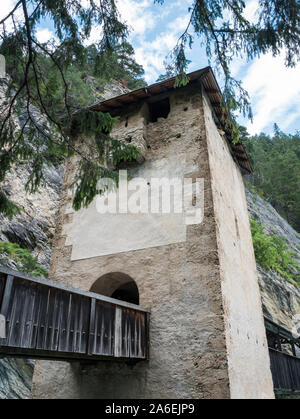 Blick auf die Burg und Festung Altfinstermünz, Nauders, Tirol, Österreich Stockfoto