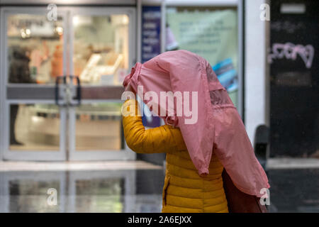 Southport, Merseyside. UK Wetter. 26 Okt, 2019. Regen Monat in nur 30 Stunden fallen, wie Met Office warnt vor schweren Merseyside Regengüsse. Nach dem Met Office, die Region wird durch ständige Regengüsse von 10 zerschlagen werden heute Morgen bin bis 4 Uhr am Morgen. Eine Reihe von gelben Wetter Warnungen haben auch über das Land für Regen ausgestellt, mit Überschwemmungen in einigen Regionen eine hohe Wahrscheinlichkeit. Credit: MediaWorldImages/Alamy leben Nachrichten Stockfoto