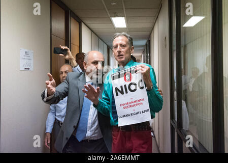 NIOC Internationale Angelegenheiten, 4 Victoria Street, London, UK. 3. Juli 2015. Araber Sturm Norman Lamont Treffen in London. Attemp ahwazi Araber aus dem Iran Stockfoto