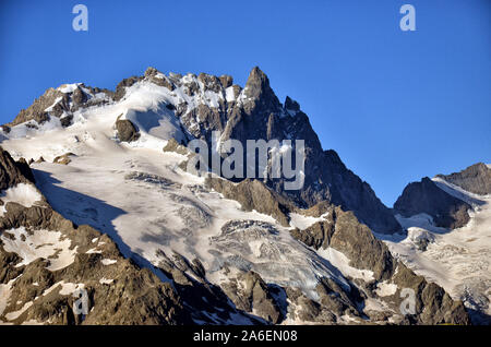 Gipfel von La Meije im Nationalpark von Les Ecrins in den französischen Alpen. Sicht vom See von goleon. Stockfoto