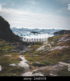 Blick Richtung in Ilulissat Icefjord. Leichte Wanderungen auf dem Weg zur berühmten Kangia Gletscher in der Nähe von Ilulissat auf Grönland. Der Ilulissat-eisfjord aus der v gesehen Stockfoto