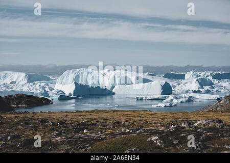 Blick Richtung in Ilulissat Icefjord. Leichte Wanderungen auf dem Weg zur berühmten Kangia Gletscher in der Nähe von Ilulissat auf Grönland. Der Ilulissat-eisfjord aus der v gesehen Stockfoto