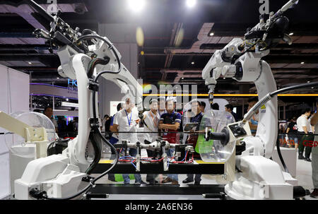 Peking, China. 17 Sep, 2019. Besucher anzeigen Schweißroboter während der China International Industry Fair 2019 im Osten Chinas Shanghai, Sept. 17, 2019. Credit: Fang Zhe/Xinhua/Alamy leben Nachrichten Stockfoto