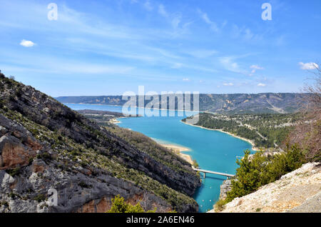 Blick auf den See von Sainte Croix ein die Brücke von galetas Eingang der Schluchten des Verdon, Alpes de Haute Provence Frankreich Stockfoto