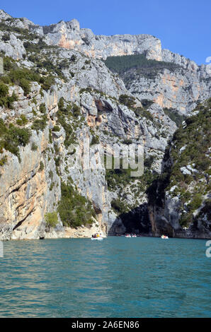 Kanu fahren über die Schluchten von Verdon in Südfrankreich. Alpes de Haute Provence Stockfoto