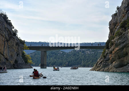 Brücke von galetas über den Fluss Verdon und den See von Sainte Croix. Alpes de Hautes Provence Frankreich Stockfoto