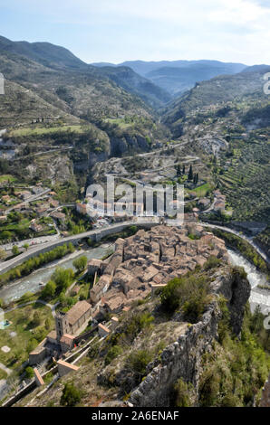 Entrevaux französisches Dorf in den Alpes de Hautes Provence Côte d'Azur. Blick von der Zitadelle. Stockfoto