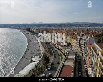 Schöner Strand, Blick auf die Promenade des Anglais in der Alpes Côte d'Azur Stockfoto