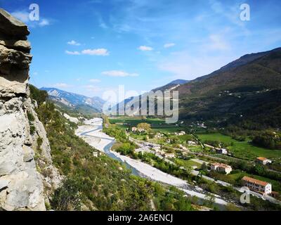 Entrevaux französisches Dorf in den Alpes de Hautes Provence Côte d'Azur. Blick von der Zitadelle. Stockfoto