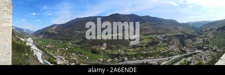 Entrevaux französisches Dorf in den Alpes de Hautes Provence Côte d'Azur. Blick von der Zitadelle. Stockfoto