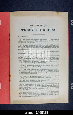 Auf der ersten Seite des Booklets "Trench Orders 4th Division", ein Stück Replikat-Erinnerungsstücke aus der ersten Zeit des ersten Weltkriegs. Stockfoto