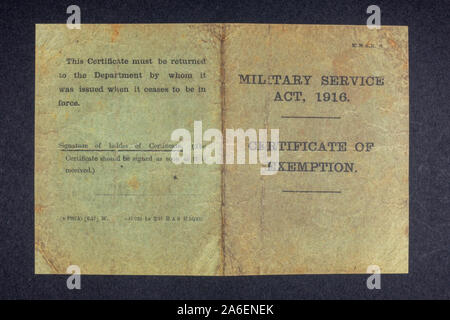 Ausnahmezertifikat, Militärdienstgesetz, auf der Vorder- und Rückseite von 1916 (Nachbau), ein Erinnerungsstück aus der ersten Zeit des ersten Weltkriegs. Stockfoto