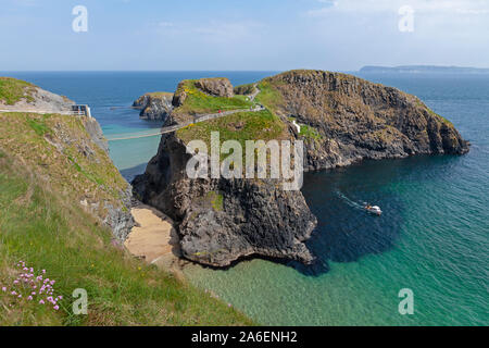 Einen Panoramablick auf Carrick-a-Rede Insel und die Rope Bridge im County Antrim, Nordirland Stockfoto