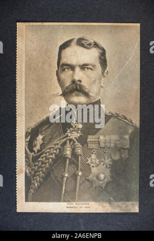 Porträtfoto von Lord Kitchener, Kriegsminister, ein Stück Replikat-Erinnerungsstücke aus der ersten Zeit des ersten Weltkriegs. Stockfoto