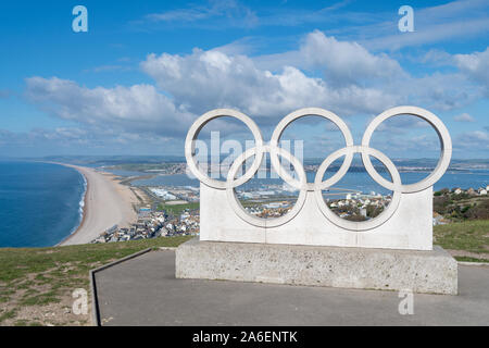 Isle of Portland. Weymouth. Vereinigtes Königreich. 8. Oktober 2017. Blick auf die Skulptur der olympischen Ringe auf der Isle of Portland in Dorset mit Blick auf Chesil Stockfoto