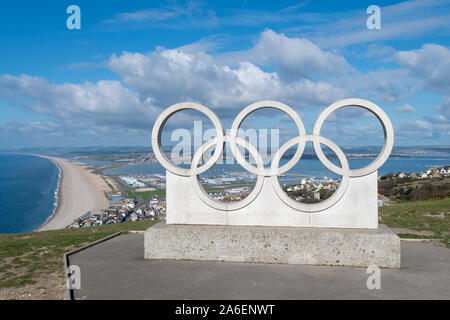 Isle of Portland. Weymouth. Vereinigtes Königreich. 8. Oktober 2017. Blick auf die Skulptur der olympischen Ringe auf der Isle of Portland in Dorset mit Blick auf Chesil Stockfoto