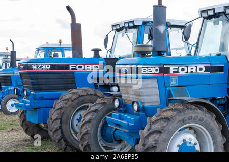 Haselbury Plucknet. Somerset. Vereinigtes Königreich. 18. August 2019. Eine Reihe von klassischen Ford Traktoren sind in einer Reihe auf Anzeige auf einen gestern Landwirtschaft eve geparkt Stockfoto