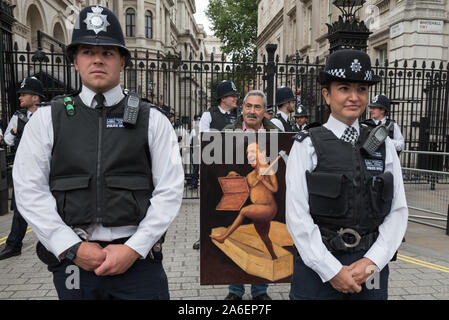 Whitehall, London, UK. 8. Juli 2015. London, Großbritannien. Ein grosses Polizeiaufgebot um Downing Street, Whitehall und die Häuser des Parlaments als Bundeskanzler Stockfoto