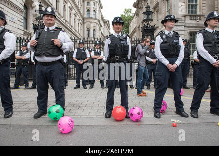 Whitehall, London, UK. 8. Juli 2015. London, Großbritannien. Etwa 100 Anti-sparmassnahmen Demonstranten, darunter auch Mitglieder des Behinderten Menschen gegen Sozialabbau (DPAC Stockfoto