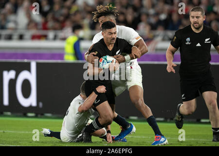 Yokohama, Japan. 26 Okt, 2019. Richie Mo'unga von Neuseeland ist angeheftet durch England Spieler während der Rugby World Cup Halbfinale zwischen England und Neuseeland in der Präfektur Kanagawa, Japan, am 26. Oktober 2019. International Stadium Yokohama. Credit: Cal Sport Media/Alamy leben Nachrichten Stockfoto