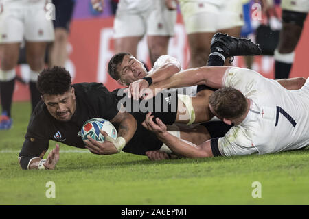 Yokohama, Japan. 26 Okt, 2019. Neuseelands Ardie Savea Kerben versuchen während der Rugby-weltmeisterschaft 2019 Halbfinale 1 zwischen England und Neuseeland an International Stadium Yokohama, in der Nähe von Tokio. England Niederlagen Neuseeland 19-7. Credit: Rodrigo Reyes Marin/ZUMA Draht/Alamy leben Nachrichten Stockfoto