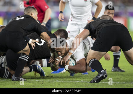 Yokohama, Japan. 26 Okt, 2019. England's Manu Tuilagi Kerben versuchen während der Rugby-weltmeisterschaft 2019 Halbfinale 1 zwischen England und Neuseeland an International Stadium Yokohama, in der Nähe von Tokio. England Niederlagen Neuseeland 19-7. Credit: Rodrigo Reyes Marin/ZUMA Draht/Alamy leben Nachrichten Stockfoto