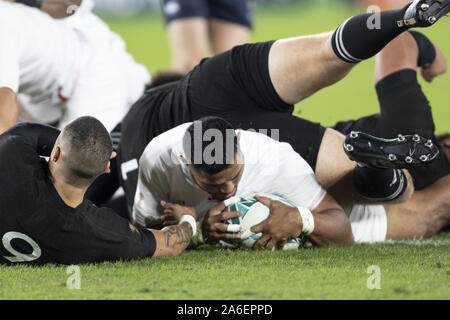 Yokohama, Japan. 26 Okt, 2019. England's Manu Tuilagi Kerben versuchen während der Rugby-weltmeisterschaft 2019 Halbfinale 1 zwischen England und Neuseeland an International Stadium Yokohama, in der Nähe von Tokio. England Niederlagen Neuseeland 19-7. Credit: Rodrigo Reyes Marin/ZUMA Draht/Alamy leben Nachrichten Stockfoto