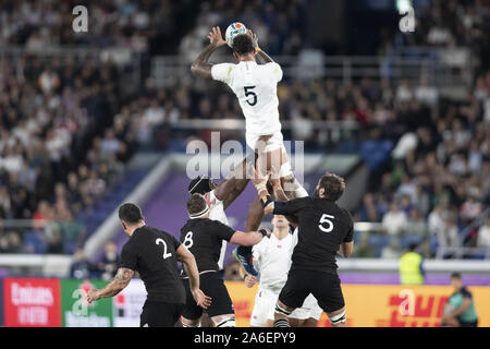 Yokohama, Japan. 26 Okt, 2019. England's Courtney Lawes fängt den Line out während der Rugby-weltmeisterschaft 2019 Halbfinale 1 zwischen England und Neuseeland an International Stadium Yokohama, in der Nähe von Tokio. England Niederlagen Neuseeland 19-7. Credit: Rodrigo Reyes Marin/ZUMA Draht/Alamy leben Nachrichten Stockfoto