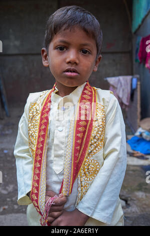 Eine festlich gekleidete Indische muslimische Junge in Darukhana Slumgebiet, Mazgaon (Mazagaon), Mumbai, Indien Stockfoto
