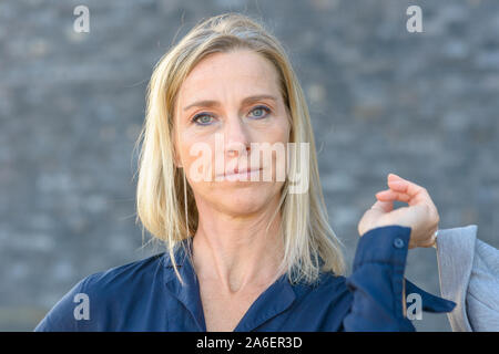 Bildnis eines mittleren Alters business Frau mit ihrer Jacke über die Schulter Stockfoto