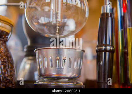 "Syphon klassischen Kaffeemaschine. Nahaufnahme der siphon Vakuum Kaffeemaschine shop Stockfoto