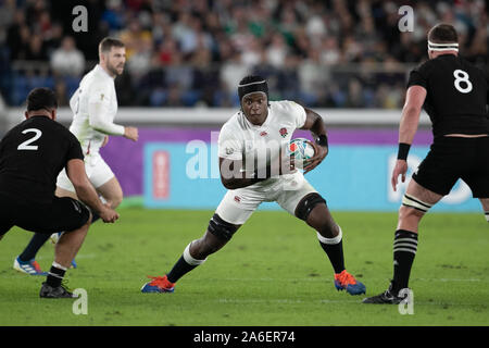 Yokohama, Japan. 26 Okt, 2019. Maro Itoje von England läuft mit dem Ball während des Rugby World Cup Halbfinale zwischen England und Neuseeland in der Präfektur Kanagawa, Japan, am 26. Oktober 2019. International Stadium Yokohama Credit: Europäische Sport Fotografische Agentur/Alamy leben Nachrichten Stockfoto