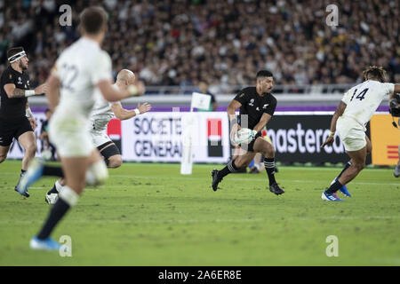 Yokohama, Japan. 26 Okt, 2019. Neuseelands Richie Mo'unga in Aktion während der Rugby-weltmeisterschaft 2019 Halbfinale 1 zwischen England und Neuseeland an International Stadium Yokohama, in der Nähe von Tokio. England Niederlagen Neuseeland 19-7. Credit: Rodrigo Reyes Marin/ZUMA Draht/Alamy leben Nachrichten Stockfoto